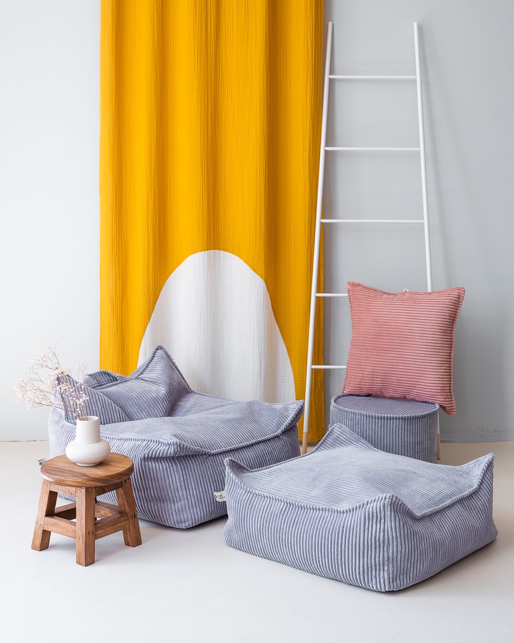Wigiwama Gerippter Sitzsack + Pouf-Set Blaubeerblau in een kinderkamer