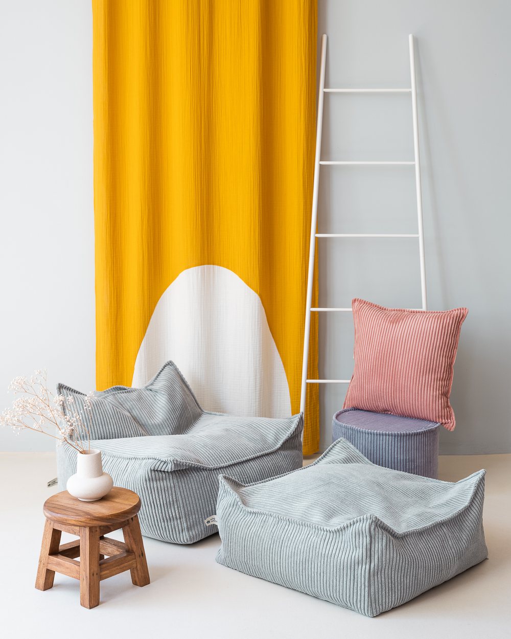Wigiwama Gerippter Sitzsack + Pouf-Set Pfefferminzgrün in een kinderkamer
