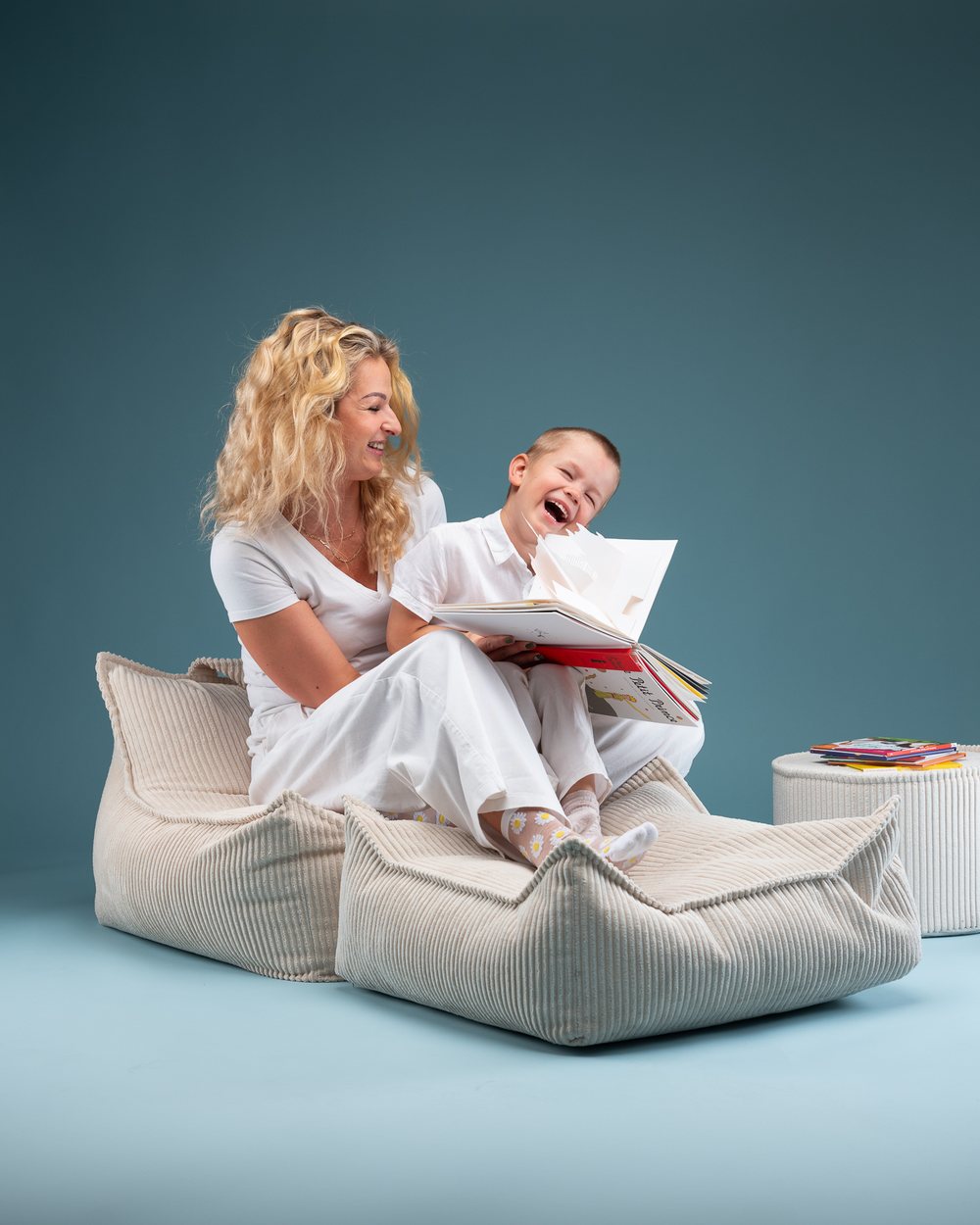 Wigiwama Gerippter Sitzsack + Pouf-Set Marshmallow in een kinderkamer