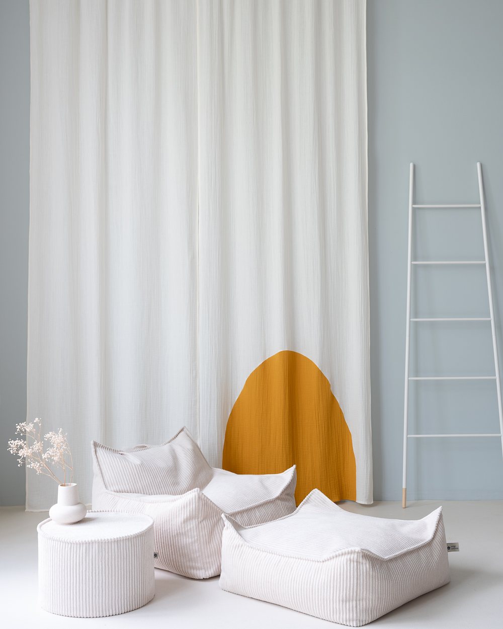 Wigiwama Gerippter Sitzsack + Pouf-Set Marshmallow in een kinderkamer