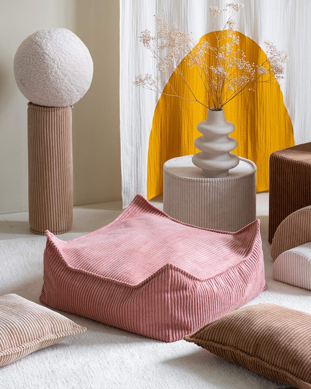 Wigiwama Gerippter Sitzsack + Pouf-Set Rosa Mousse in een kinderkamer