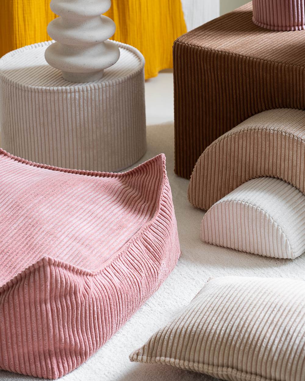 Wigiwama Gerippter Sitzsack + Pouf-Set Rosa Mousse in een kinderkamer