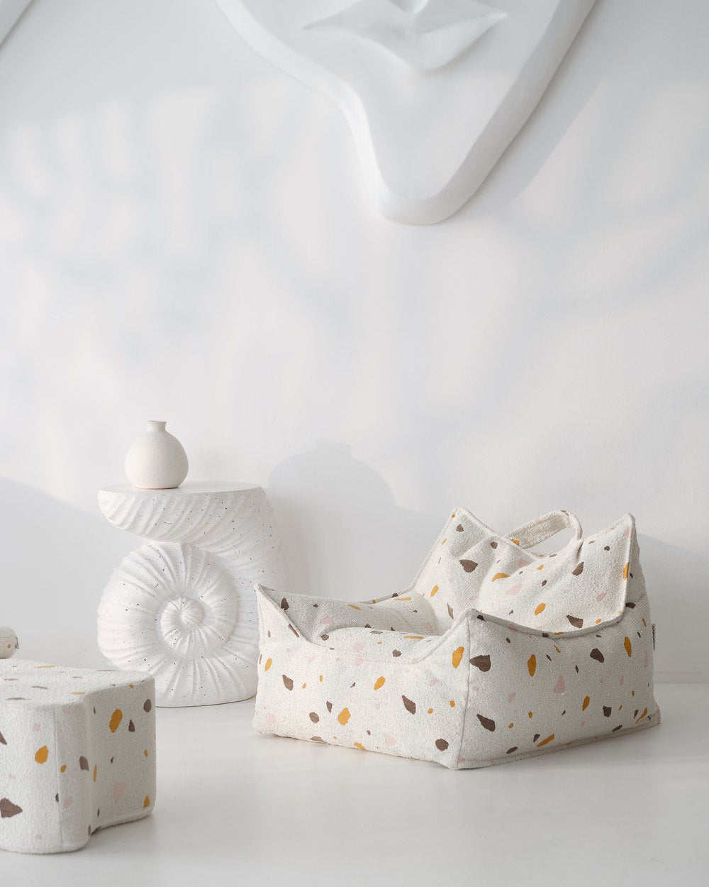 Wigiwama Bean Bag Chair + Ottoman Set with Terrazzo print Marble in een kinderkamer