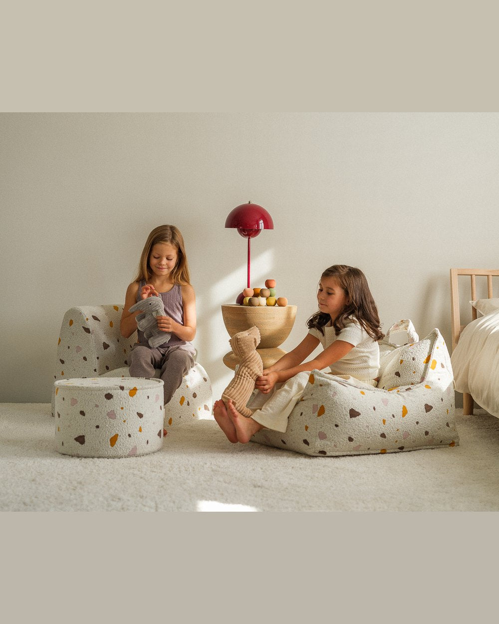 Wigiwama Bean Bag Chair + Ottoman Set with Terrazzo print Marble in een kinderkamer