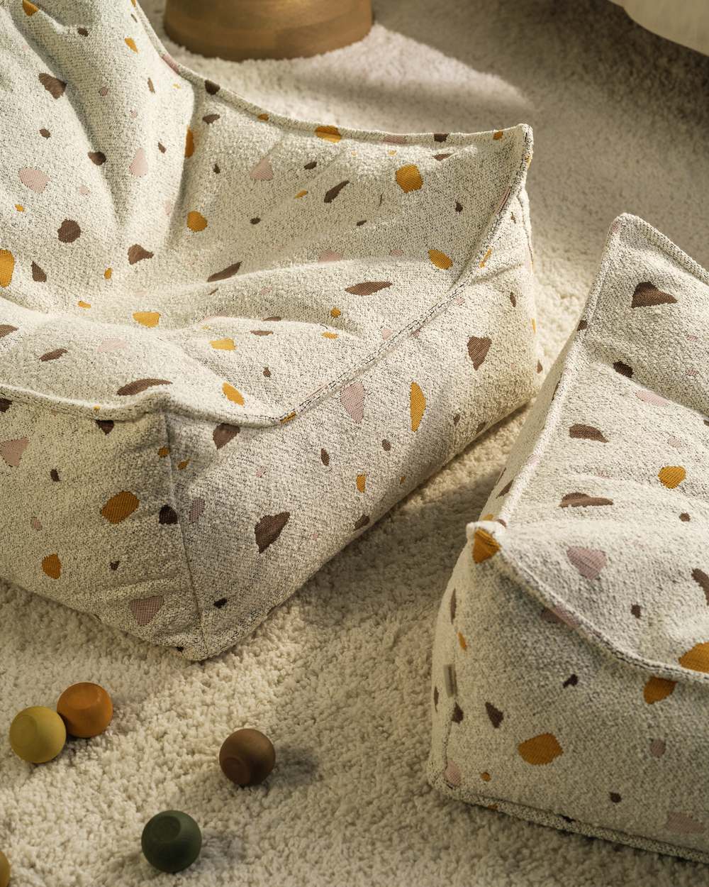 Wigiwama Bean Bag Chair + Ottoman Set with Terrazzo print Marble in een kinderkamer
