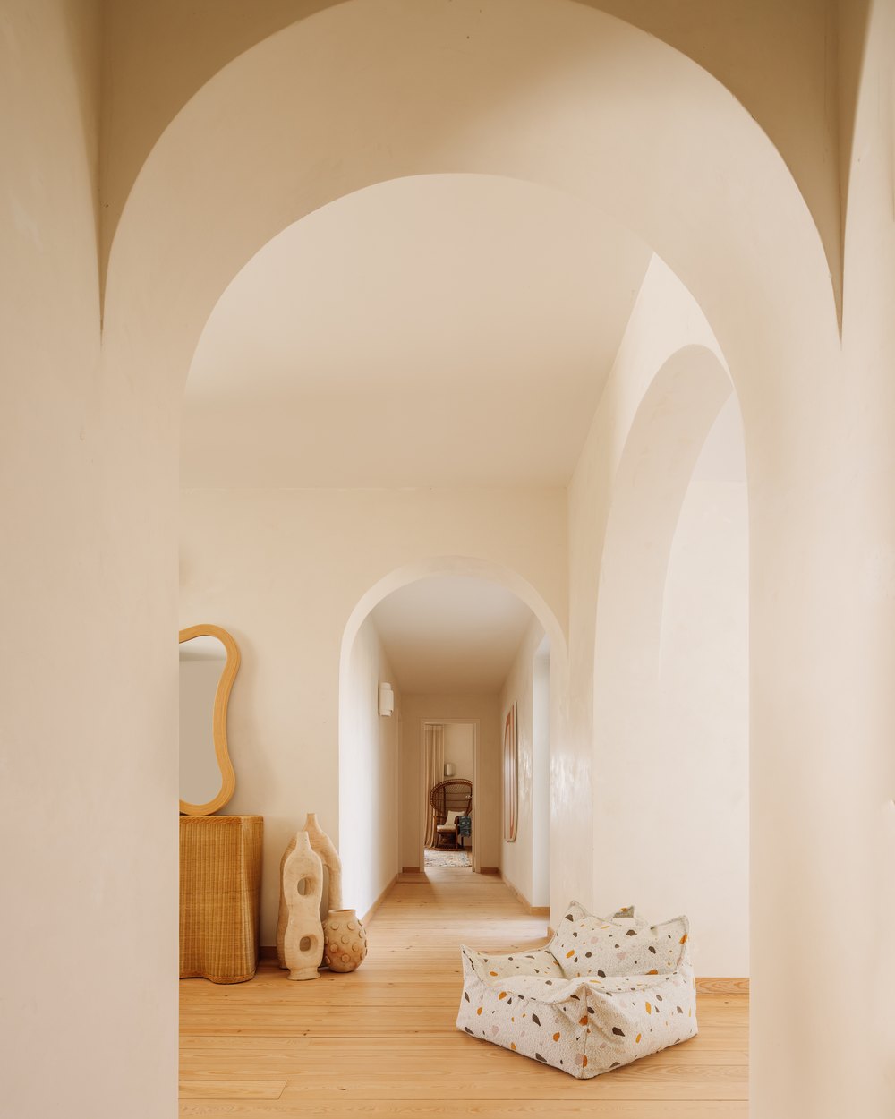 Wigiwama Bean Bag Chair + Ottoman Set with Terrazzo print Marble in een kinderkamer