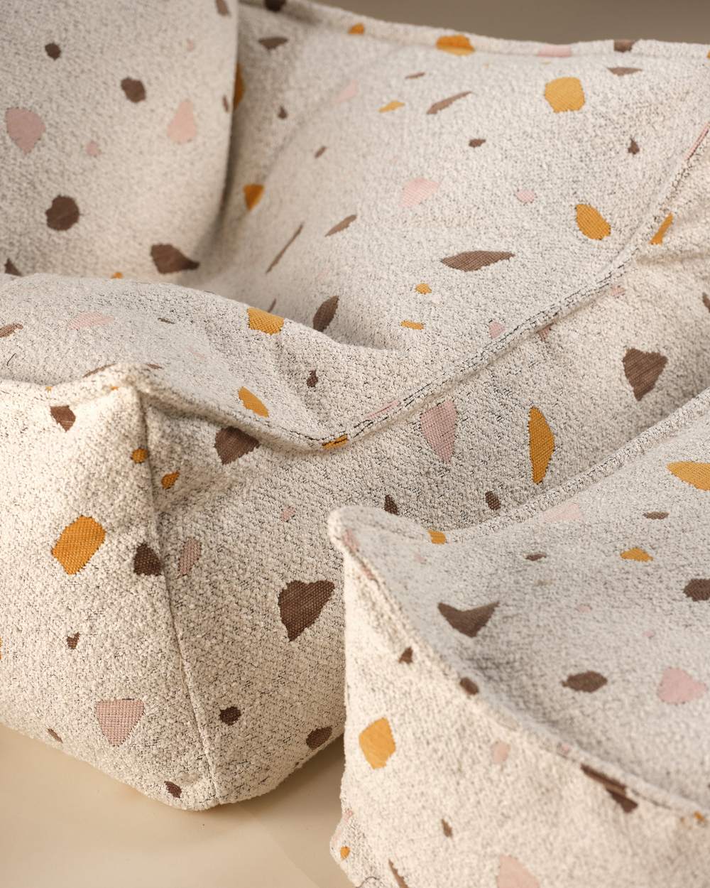 Wigiwama Bean Bag Chair + Ottoman Set with Terrazzo print Marble in een kinderkamer