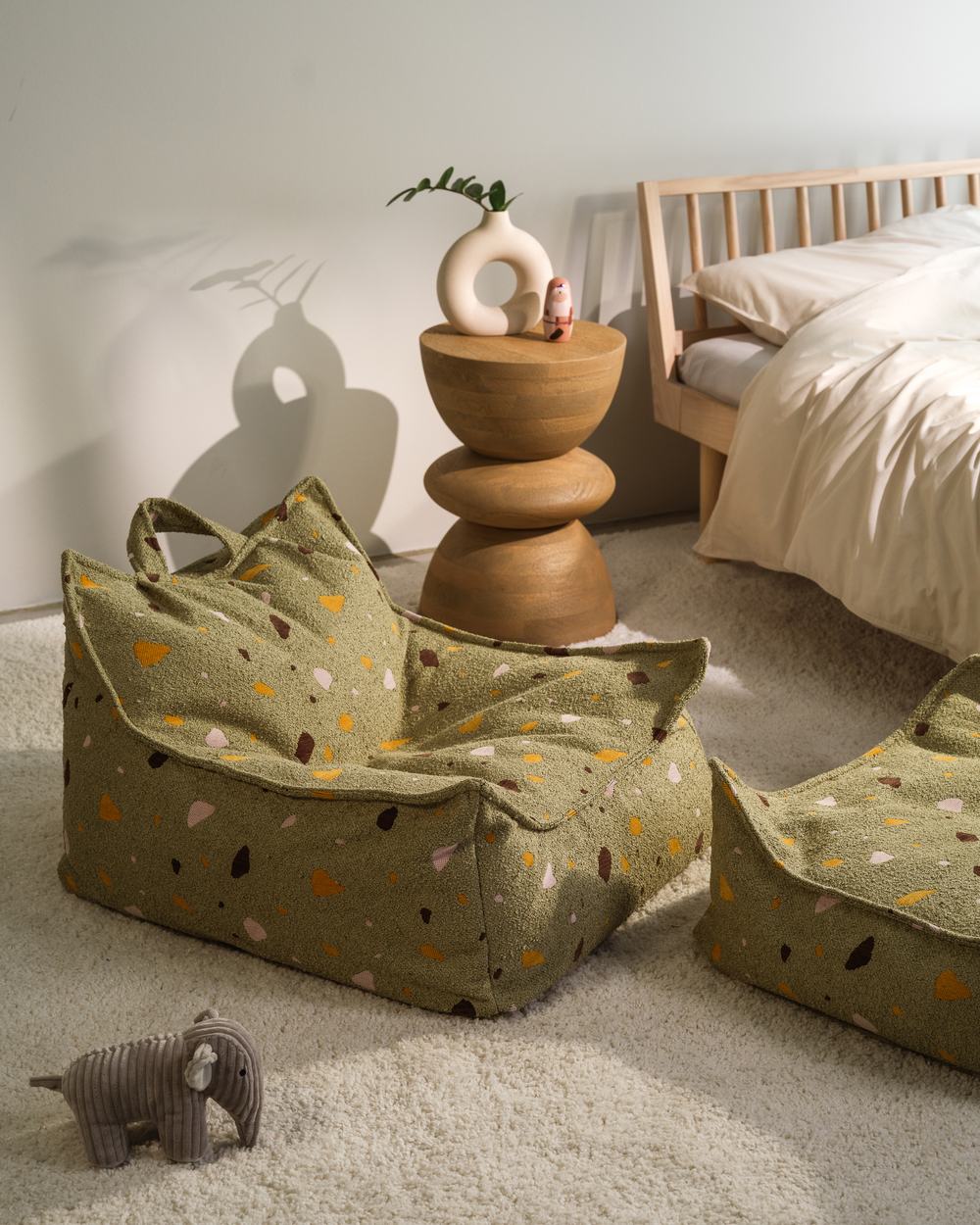 Wigiwama Sitzsack- und Pouf-Set mit Terrazzo-Print Moos in een kinderkamer