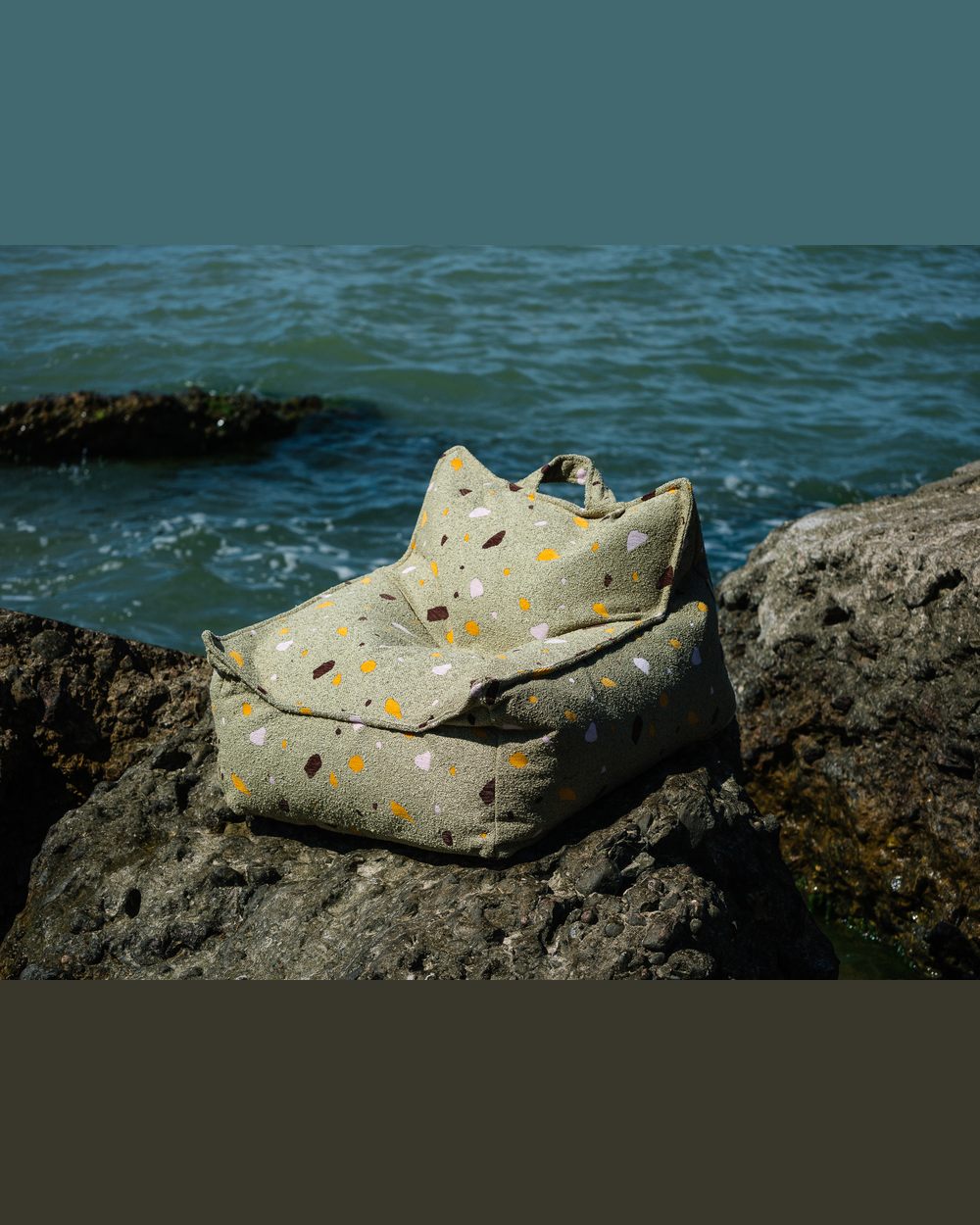 Wigiwama Sitzsack- und Pouf-Set mit Terrazzo-Print Moos in een kinderkamer