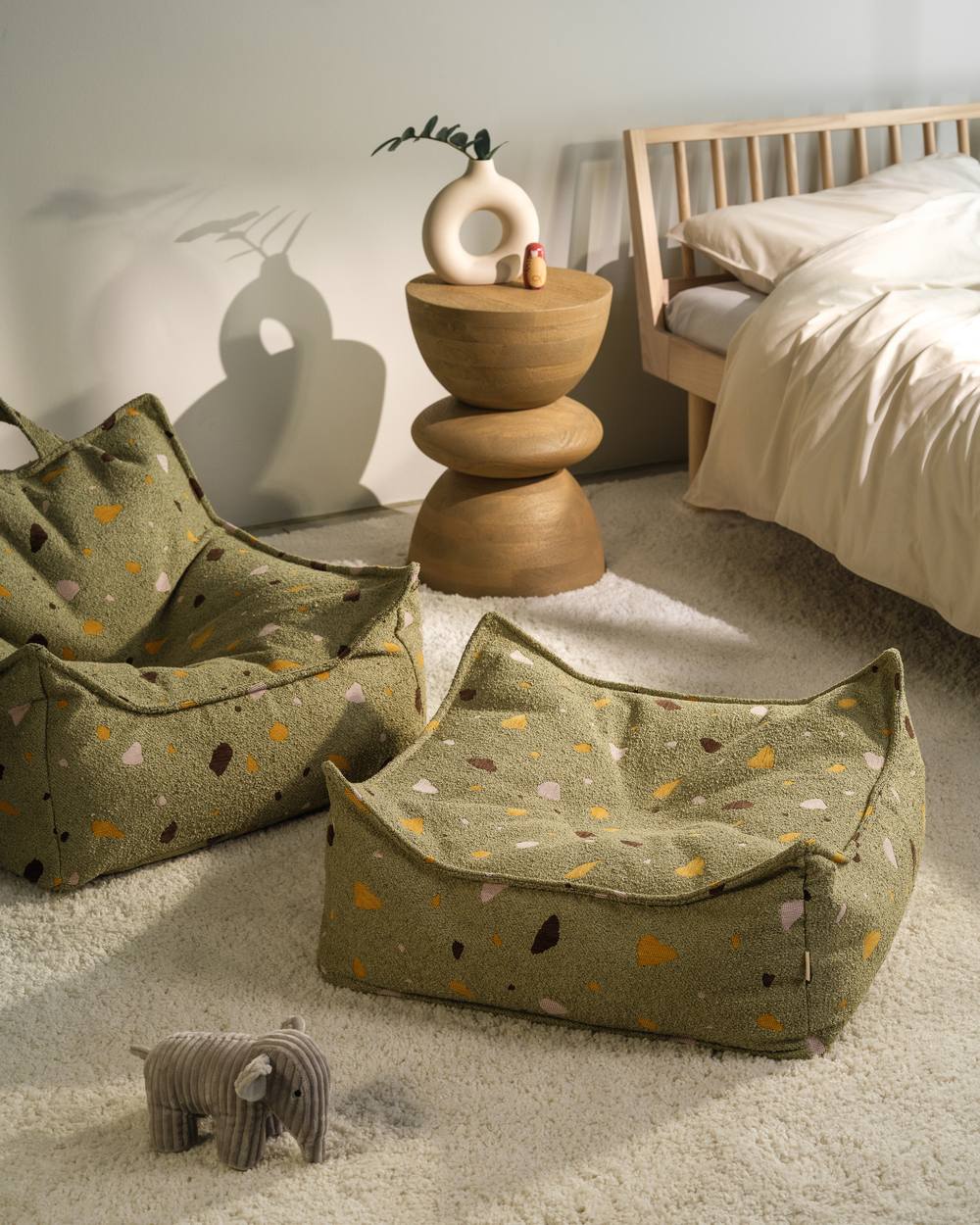 Wigiwama Sitzsack- und Pouf-Set mit Terrazzo-Print Moos in een kinderkamer