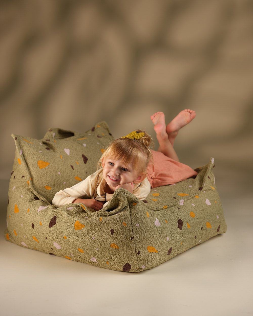 Wigiwama Sitzsack- und Pouf-Set mit Terrazzo-Print Moos in een kinderkamer