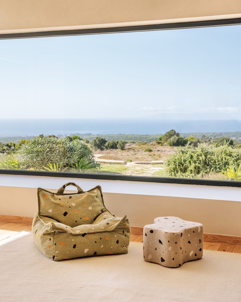 Wigiwama Sitzsack- und Pouf-Set mit Terrazzo-Print Moos in een kinderkamer