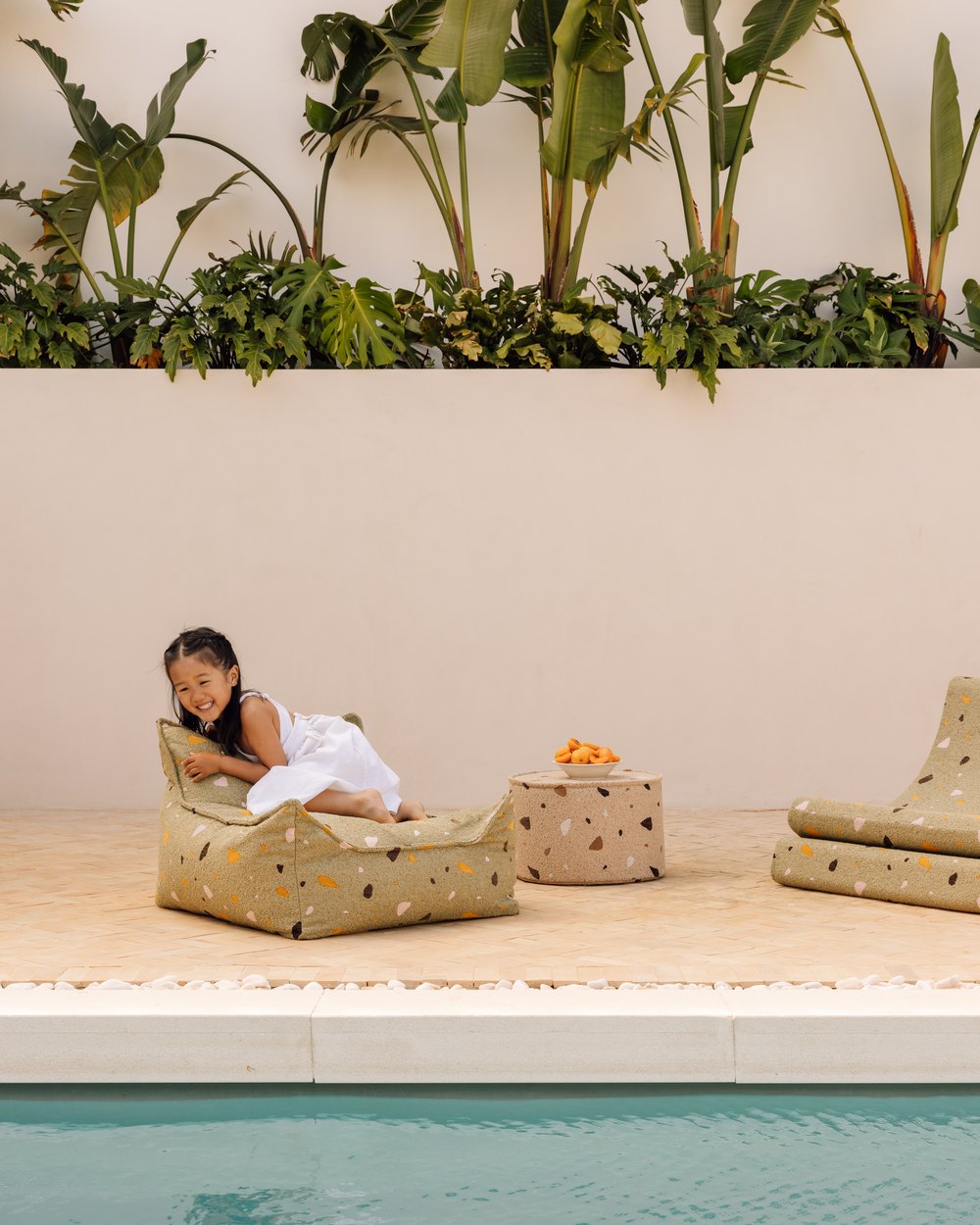 Wigiwama Sitzsack- und Pouf-Set mit Terrazzo-Print Moos in een kinderkamer