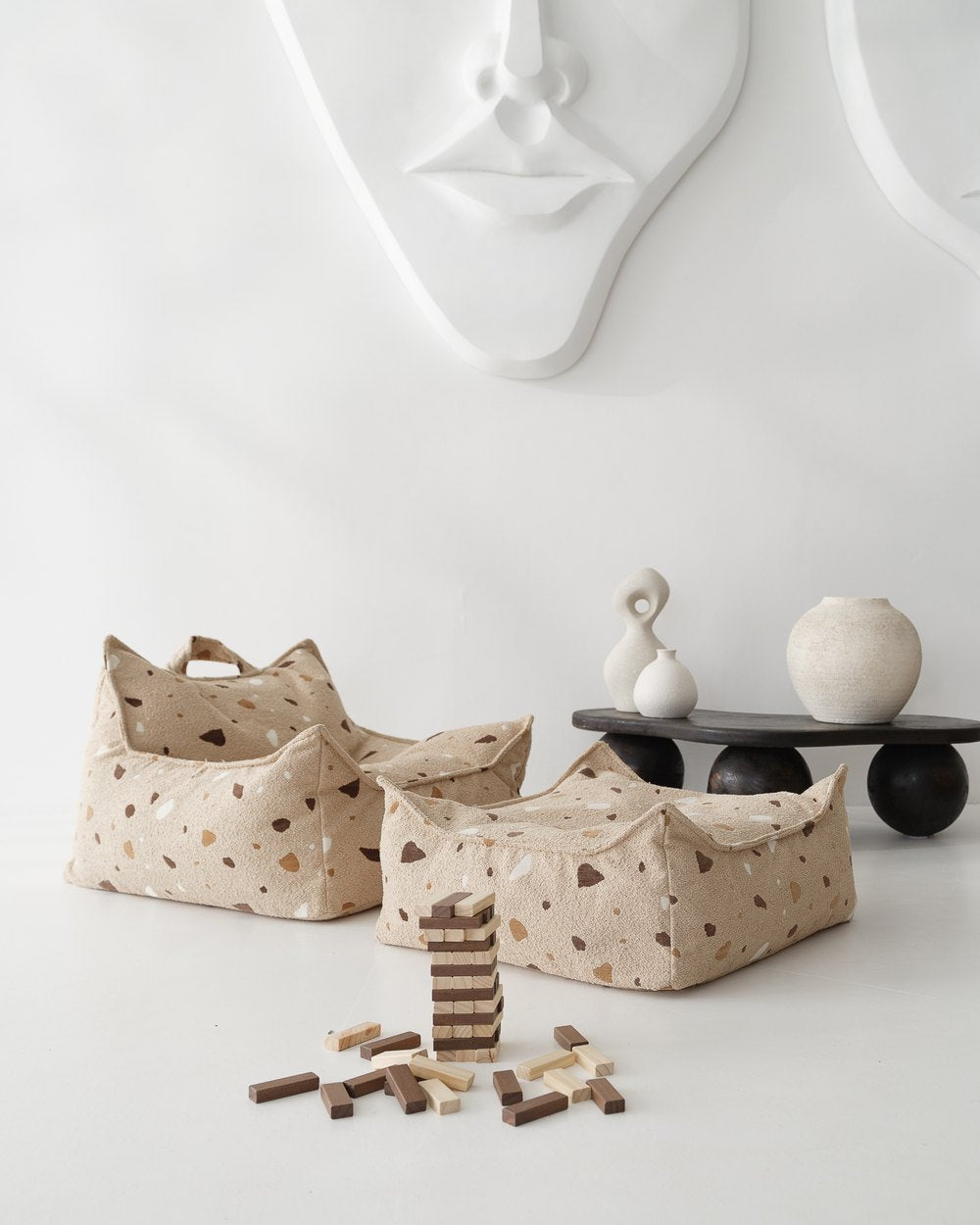 Wigiwama Sitzsack- und Pouf-Set mit Terrazzo-Print Sand in een kinderkamer