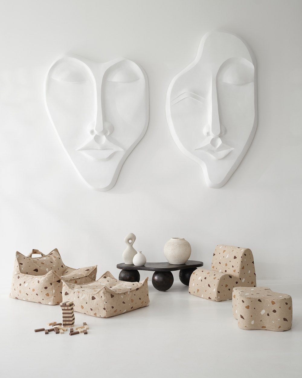 Wigiwama Sitzsack- und Pouf-Set mit Terrazzo-Print Sand in een kinderkamer