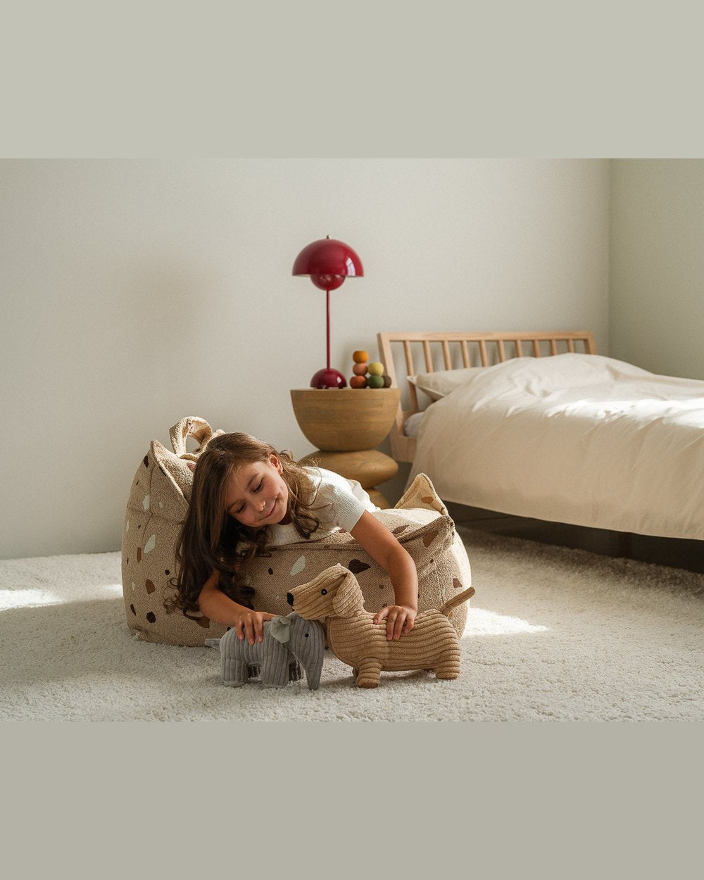 Wigiwama Sitzsack- und Pouf-Set mit Terrazzo-Print Sand in een kinderkamer