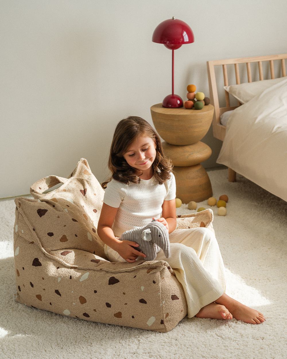 Wigiwama Sitzsack- und Pouf-Set mit Terrazzo-Print Sand in een kinderkamer