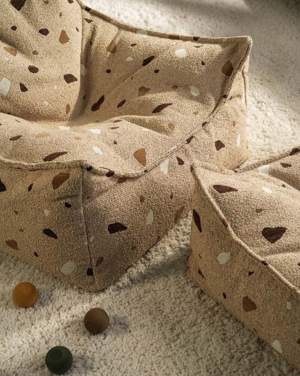 Wigiwama Sitzsack- und Pouf-Set mit Terrazzo-Print Sand in een kinderkamer