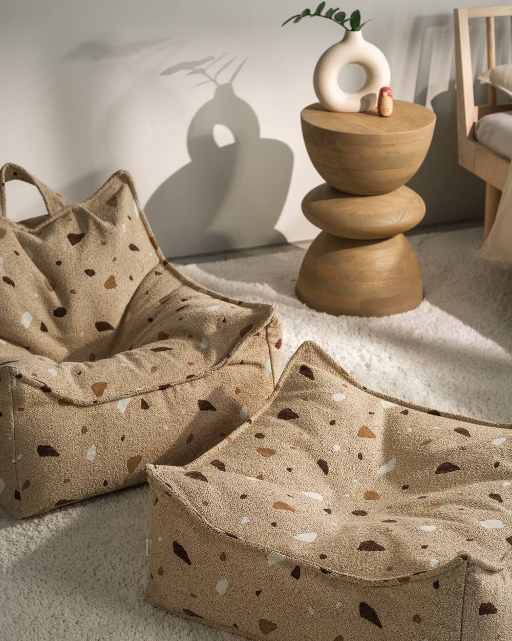 Wigiwama Sitzsack- und Pouf-Set mit Terrazzo-Print Sand in een kinderkamer