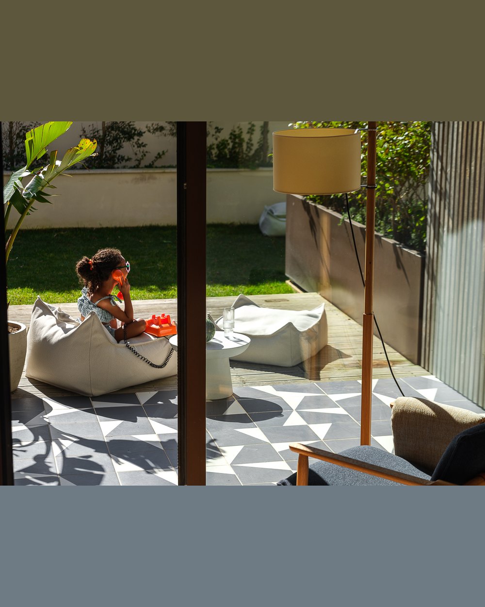 Wigiwama Outdoor set zitzakstoel + poef Terra in een kinderkamer