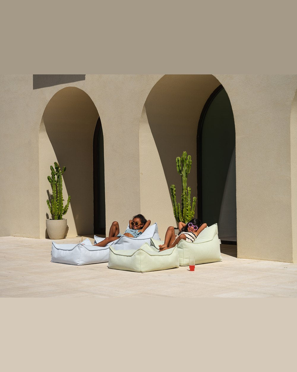 Wigiwama Outdoor-Set Sitzsack + Pouf Azurblau in een kinderkamer