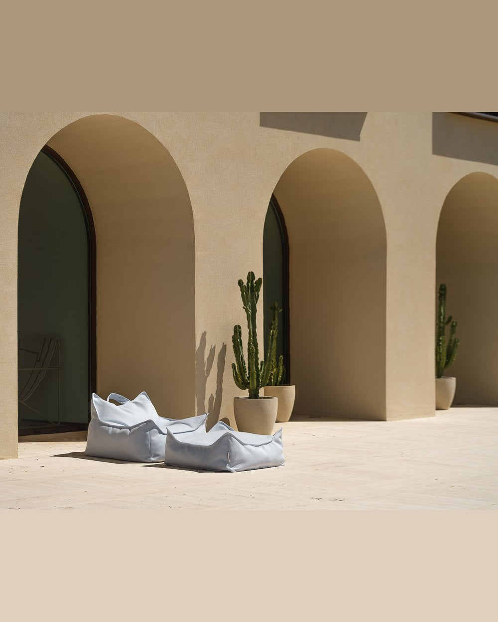 Wigiwama Outdoor-Set Sitzsack + Pouf Azurblau in een kinderkamer