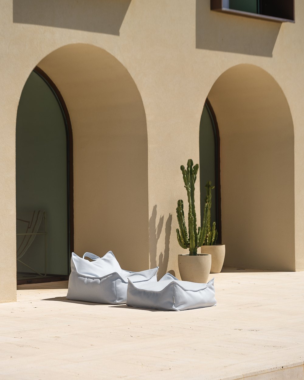 Wigiwama Outdoor-Set Sitzsack + Pouf Azurblau in een kinderkamer