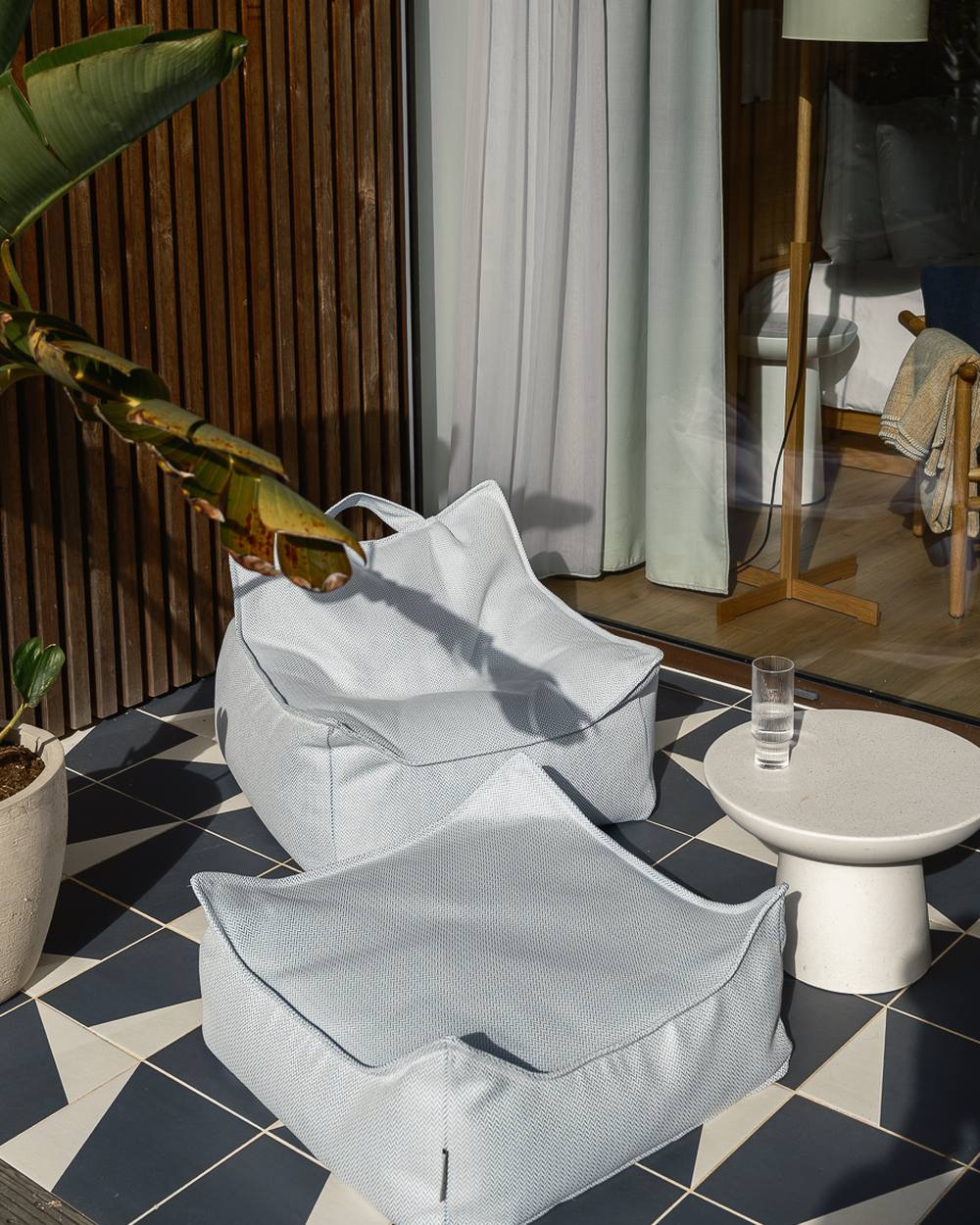 Wigiwama Outdoor-Set Sitzsack + Pouf Azurblau in een kinderkamer