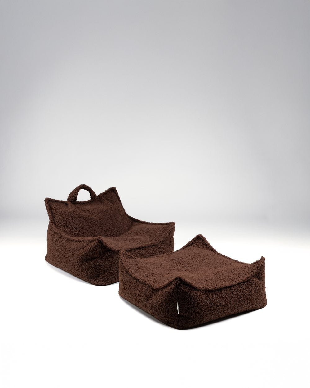 Wigiwama Square Teddy-Stoffpouf Warmes Haselnussbraun in een kinderkamer