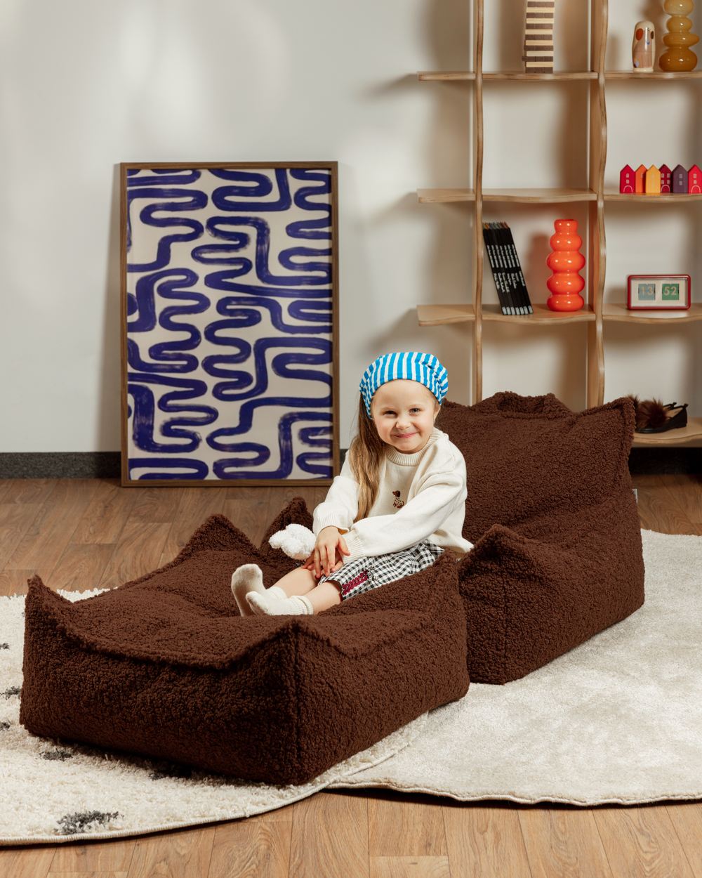 Wigiwama Square Teddy-Stoffpouf Warmes Haselnussbraun in een kinderkamer