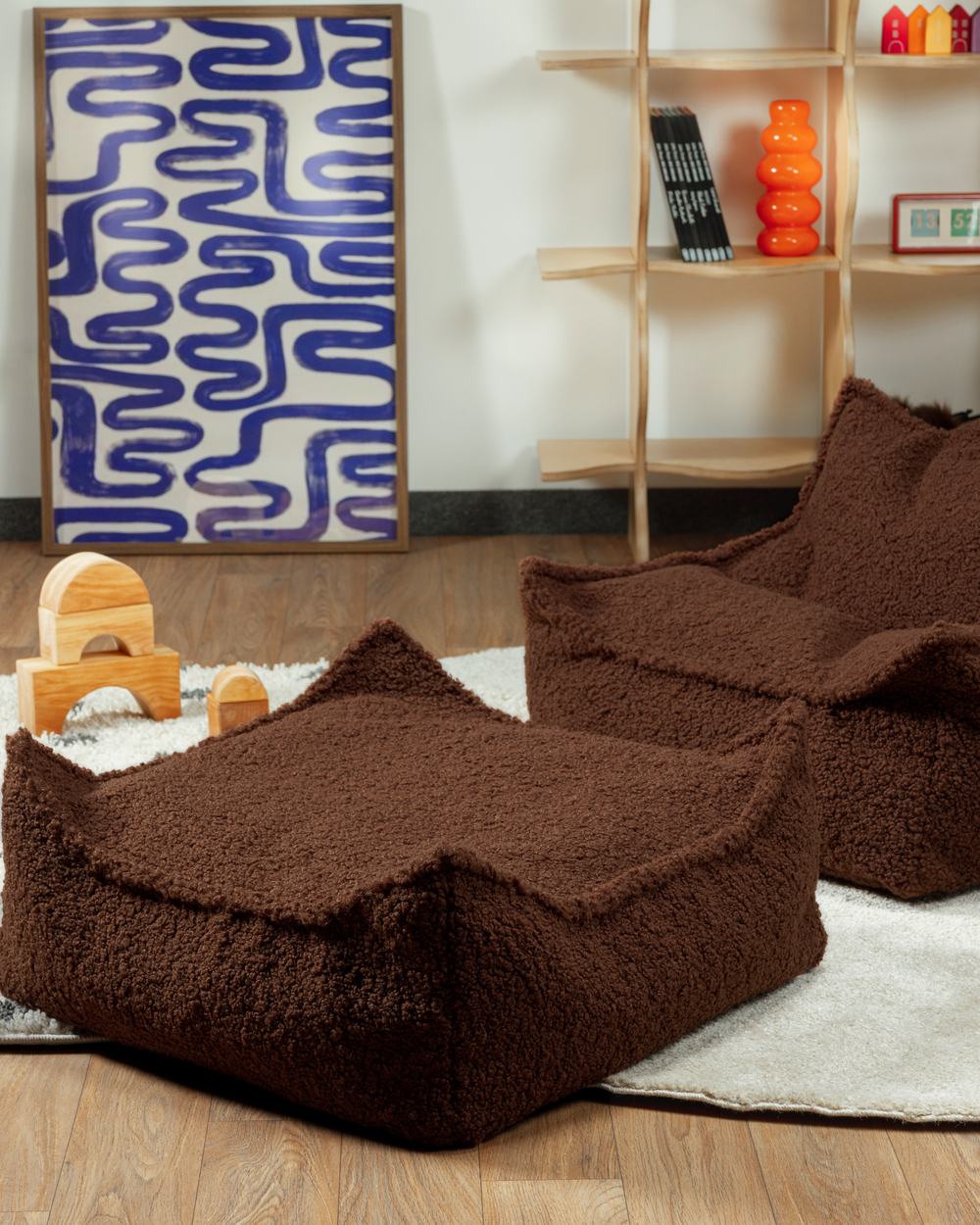 Wigiwama Square Teddy-Stoffpouf Warmes Haselnussbraun in een kinderkamer