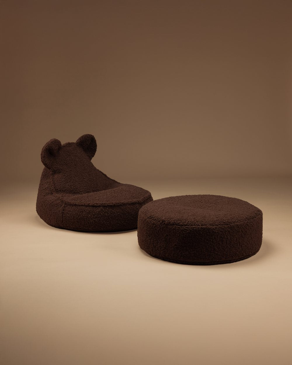 Wigiwama-Hocker aus Teddy-Stoff Warmes Haselnussbraun in een kinderkamer