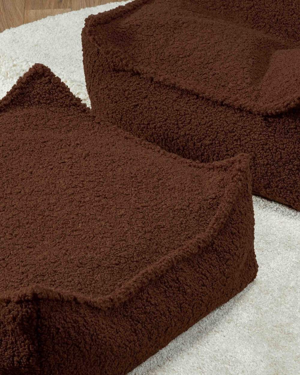 Wigiwama Teddy Stoff-Sitzsack + Pouf-Set Warmes Haselnussbraun in een kinderkamer