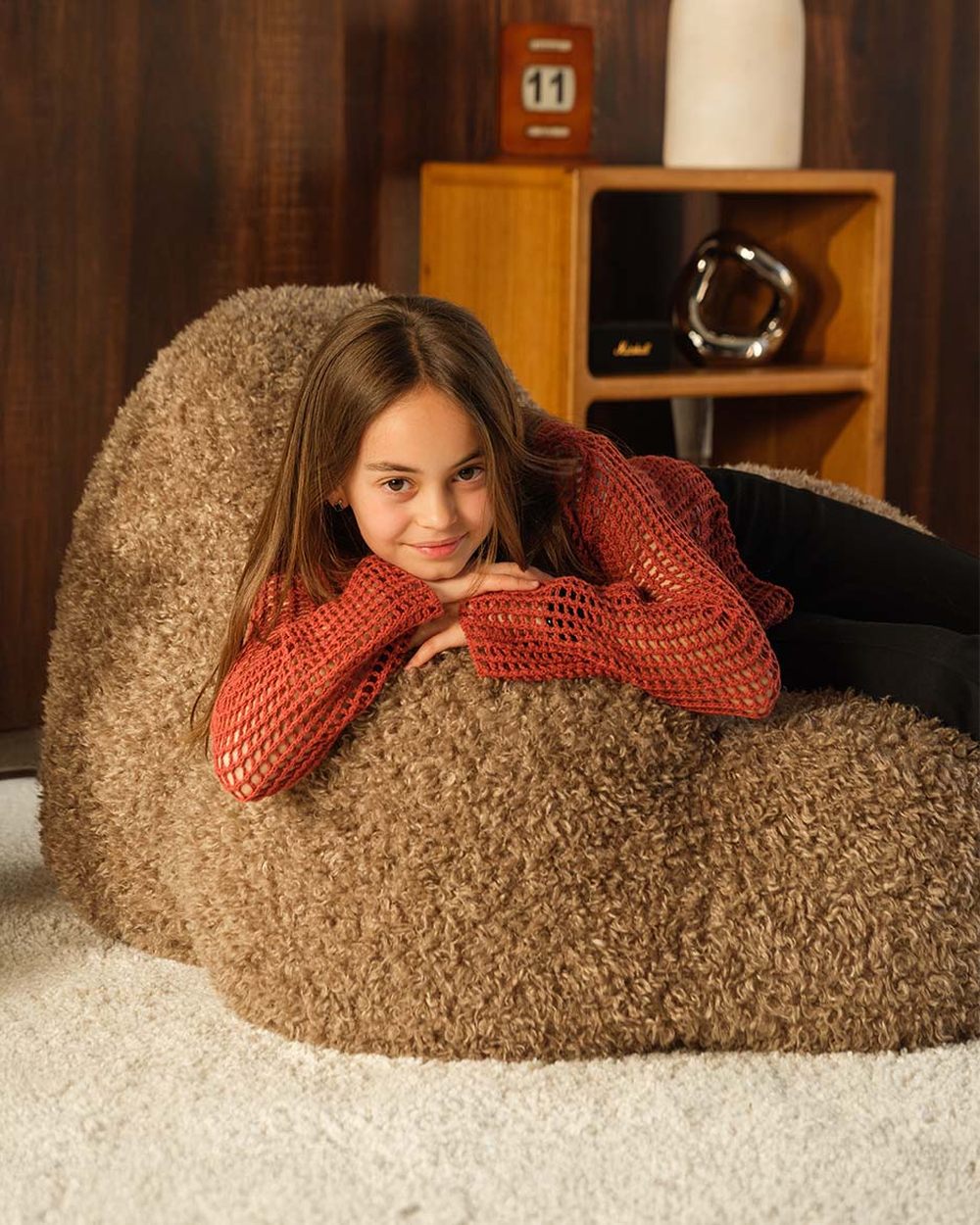 Teenage Armchair Momo Chair Yeti fabric - brown in een kinderkamer