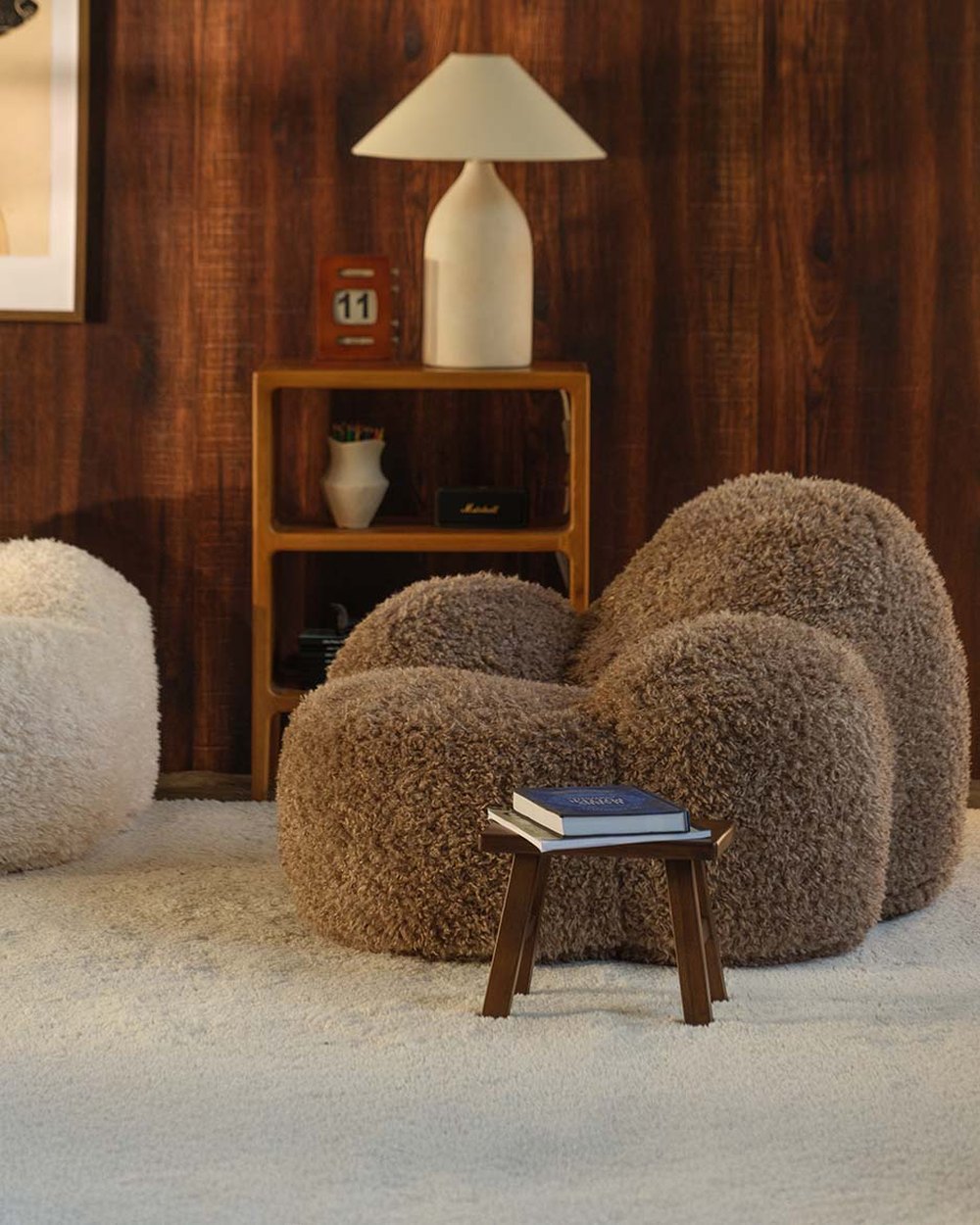 Teenage Armchair Momo Chair Yeti fabric - brown in een kinderkamer