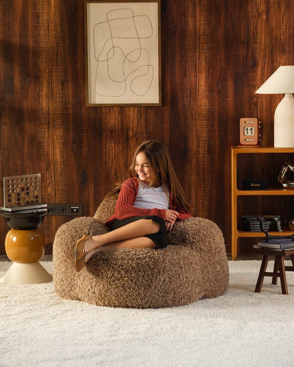 Teenage Armchair Momo Chair Yeti fabric - brown in een kinderkamer