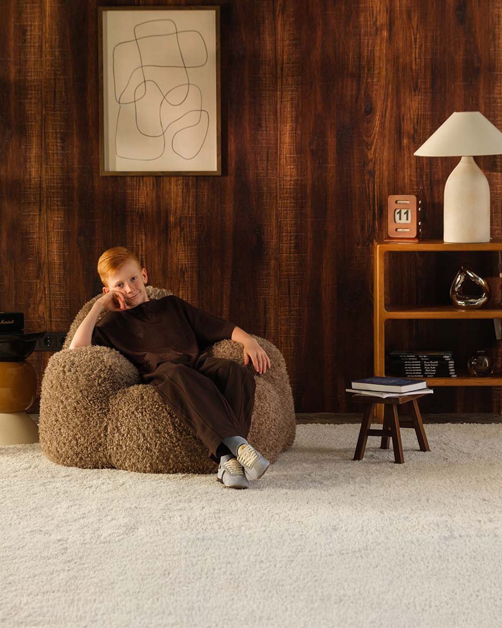 Teenage Armchair Momo Chair Yeti fabric - brown in een kinderkamer