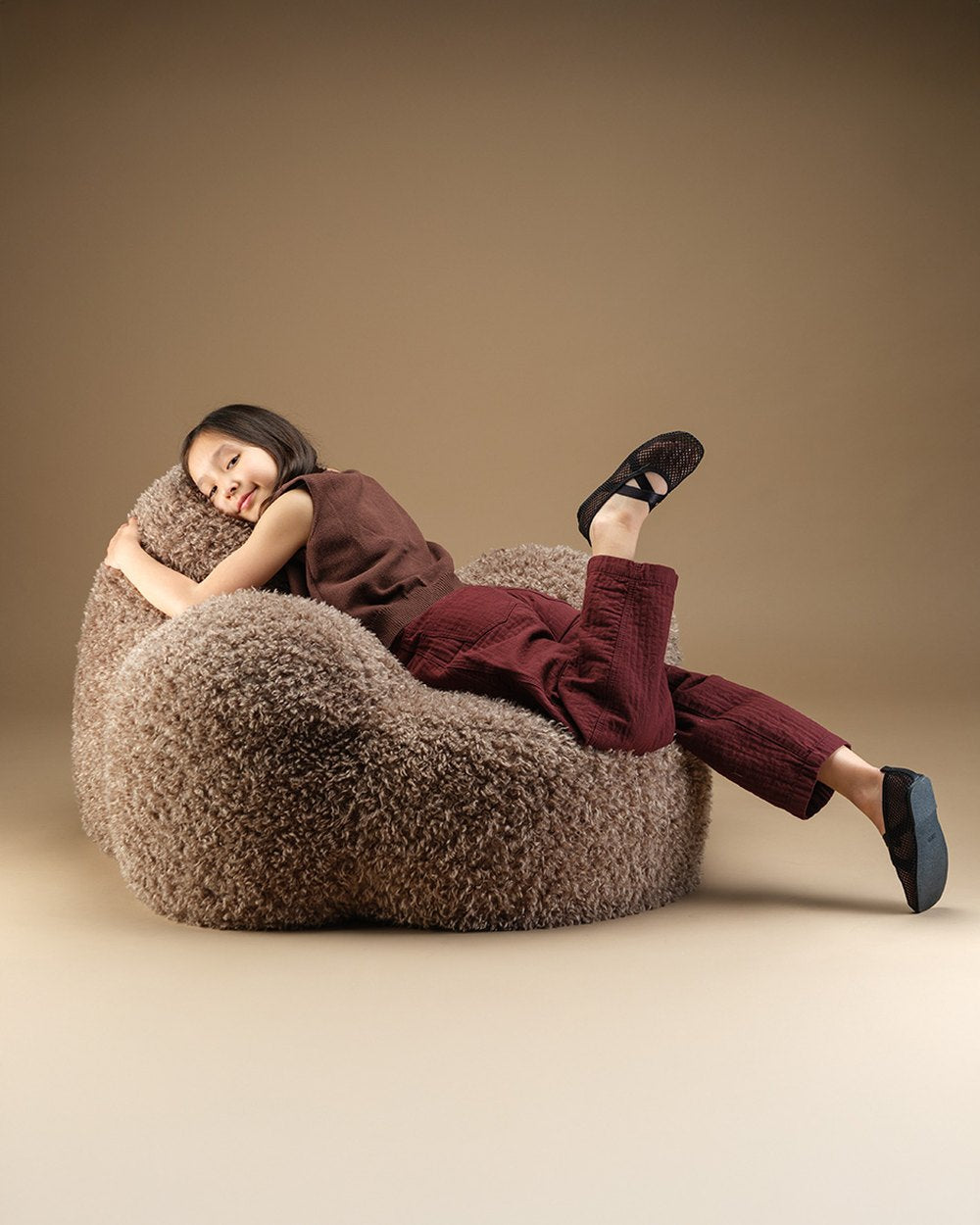 Teenage Armchair Momo Chair Yeti fabric - brown in een kinderkamer