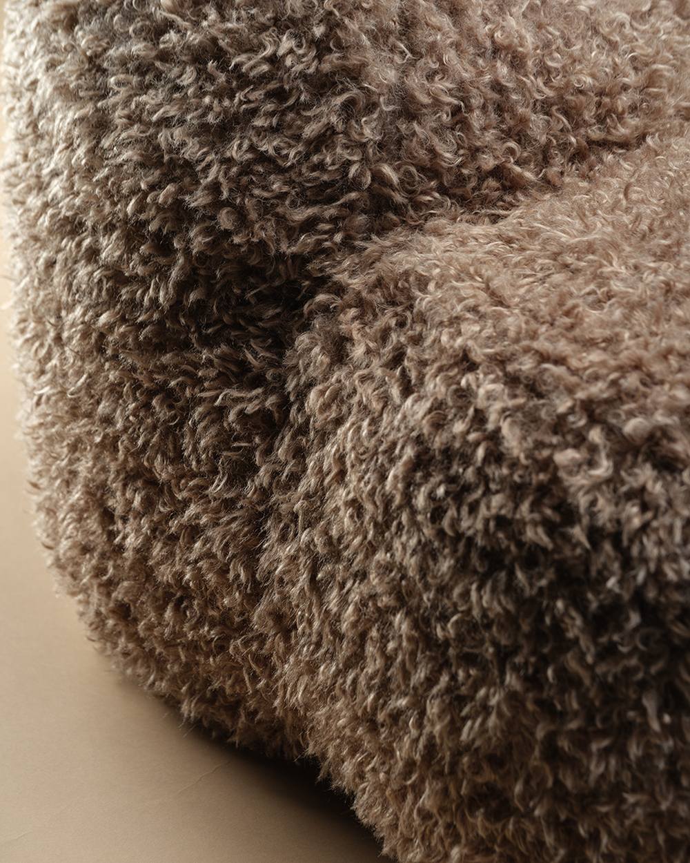 Teenage Armchair Momo Chair Yeti fabric - brown in een kinderkamer