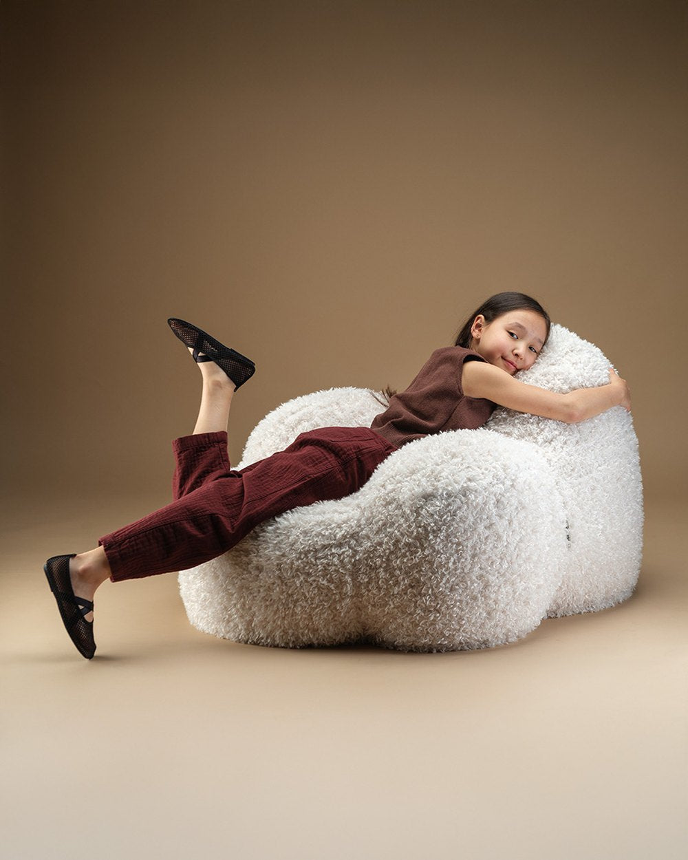 Teenage Armchair Momo Chair Yeti fabric - cream white in een kinderkamer