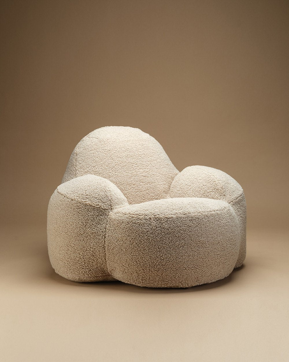 Teenage Armchair Momo Chair Teddy fabric - beige in een kinderkamer