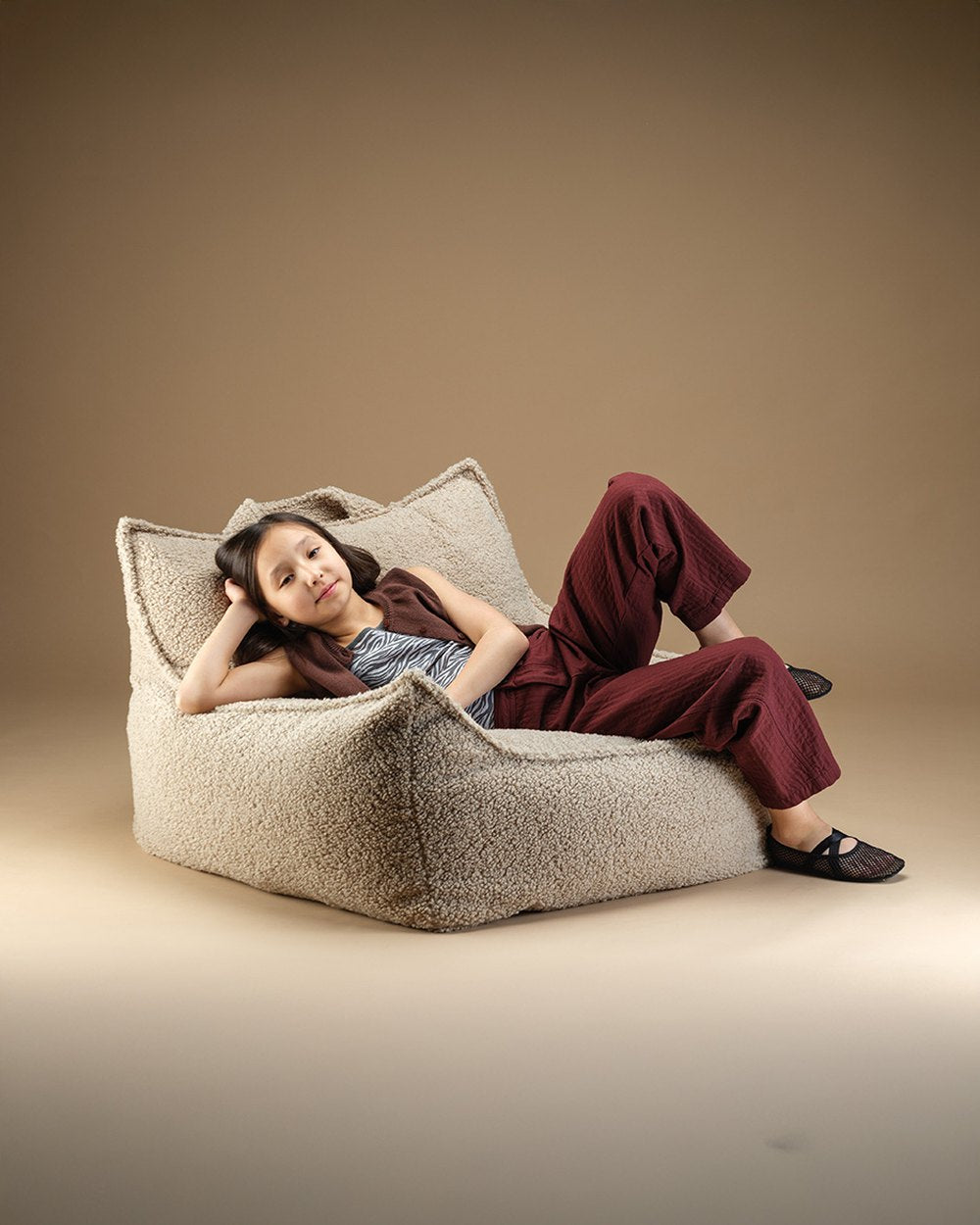 Wigiwama Bean Bag - Club Chair Teddy fabric - Beige in een kinderkamer