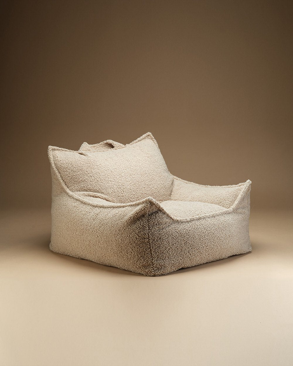 Wigiwama Bean Bag - Club Chair Teddy fabric - Beige in een kinderkamer