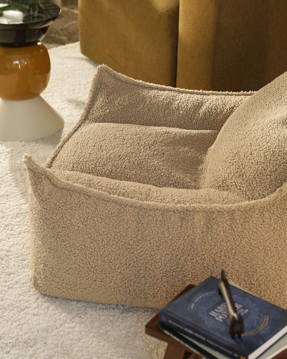 Wigiwama Bean Bag - Club Chair Teddy fabric - Beige in een kinderkamer