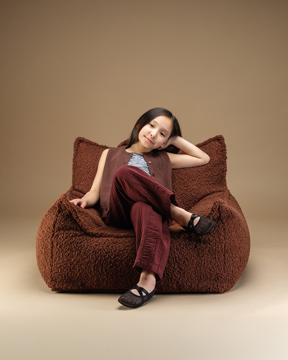 Wigiwama Bean Bag - Club Chair Teddy fabric - Dark brown in een kinderkamer