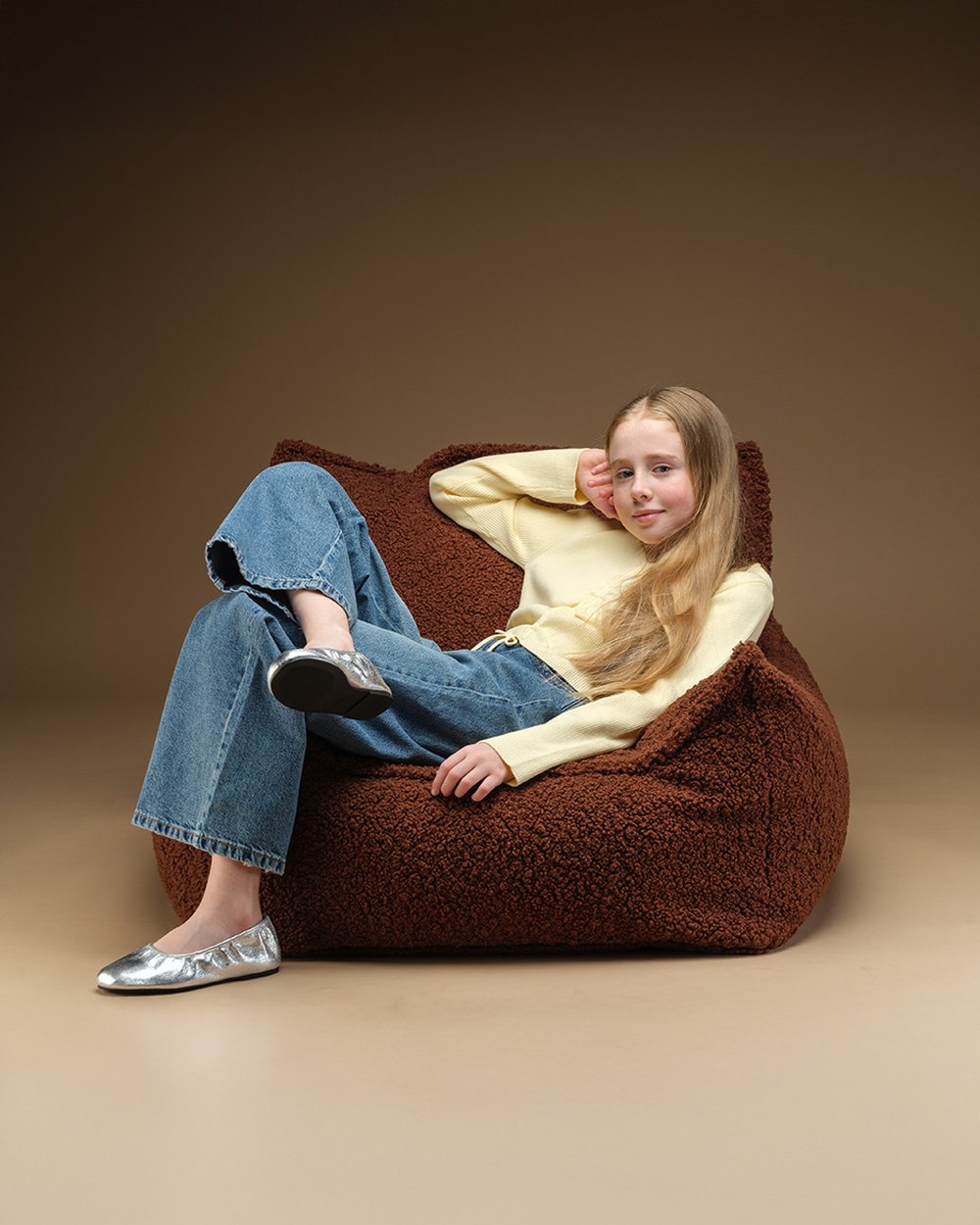 Wigiwama Bean Bag - Club Chair Teddy fabric - Dark brown in een kinderkamer