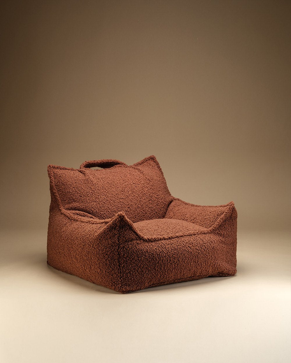 Wigiwama Bean Bag - Club Chair Teddy fabric - Dark brown in een kinderkamer