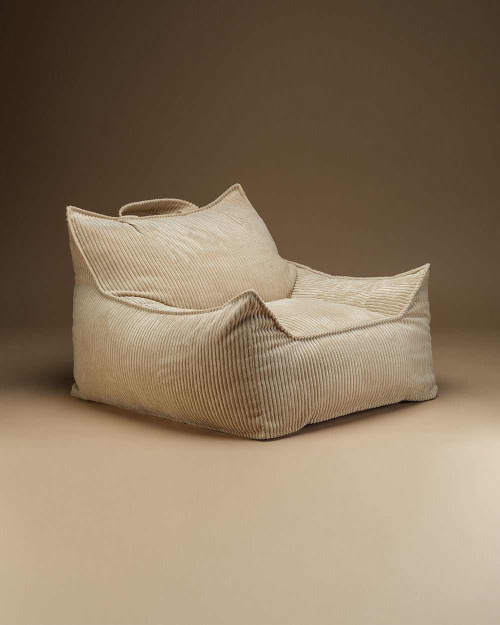 Wigiwama Bean Bag - Club Chair Corduroy - Sand beige in een kinderkamer