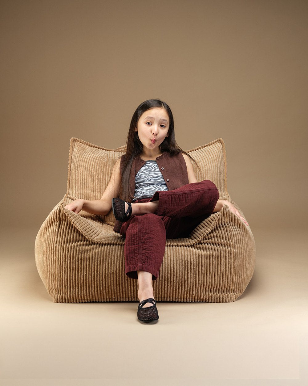 Wigiwama Bean Bag - Club Chair Corduroy - Camel in een kinderkamer