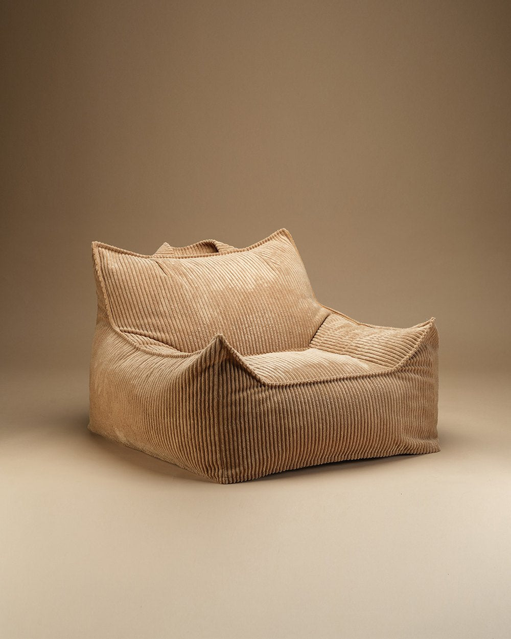 Wigiwama Bean Bag - Club Chair Corduroy - Camel in een kinderkamer